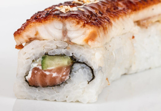 日本傳統(tǒng)美食- Maki Roll黃瓜，奶油奶酪和生鮭魚和鰻魚