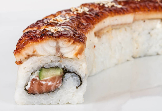 日本傳統(tǒng)美食- Maki Roll黃瓜，奶油奶酪和生鮭魚和鰻魚