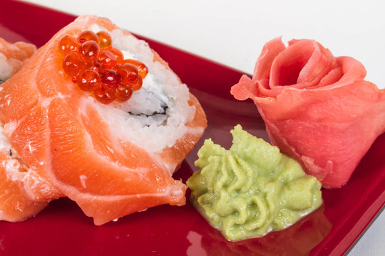 日本壽司的日本傳統(tǒng)食品。用三文魚卷；紅cavair；魚子和奶油