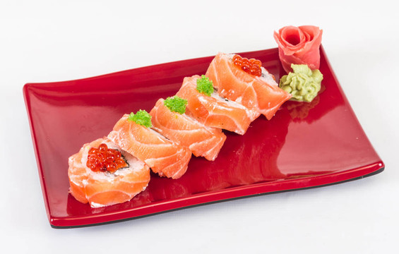 日本壽司的日本傳統(tǒng)食品。用三文魚卷；紅cavair；魚子和奶油