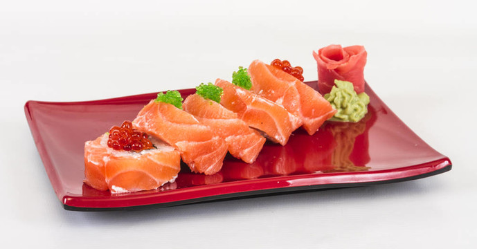 日本壽司的日本傳統(tǒng)食品。用三文魚卷；紅cavair；魚子和奶油