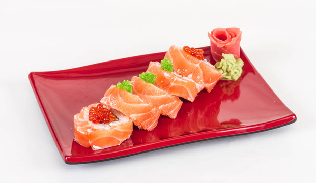 日本壽司的日本傳統(tǒng)食品。用三文魚卷；紅cavair；魚子和奶油