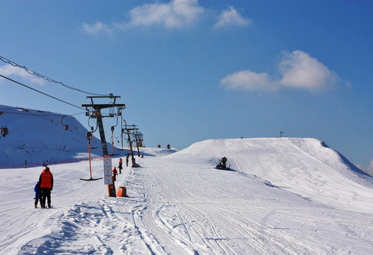 對(duì)電梯的滑雪者