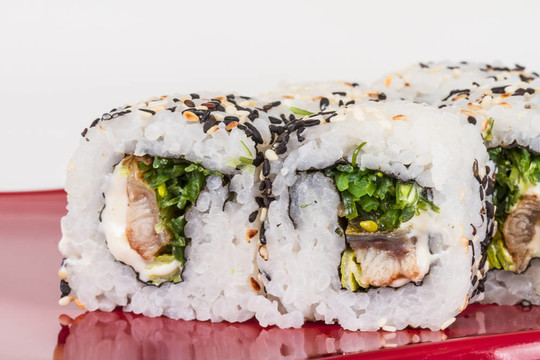 日本的傳統(tǒng)美食-- Maki Roll紫菜；奶油奶酪和鰻魚。白色背景隔離