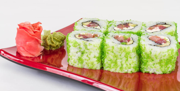 魚子辣真希壽司，熱輥與各種不同類型的Tobiko（飛魚卵）外。金槍魚；鱷梨和生菜
