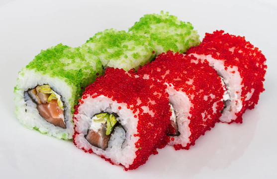 魚子辣真希壽司，熱輥與各種不同類型的Tobiko（飛魚卵）和鮭魚在外面