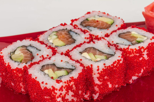 魚子辣真希壽司，熱輥與各種不同類型的Tobiko（飛魚卵）外。三文魚；鱷梨和生菜