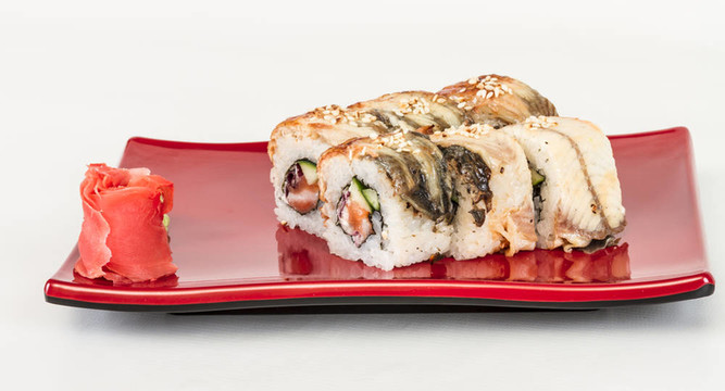日本傳統(tǒng)美食- Maki Roll黃瓜，奶油奶酪和生鮭魚和鰻魚