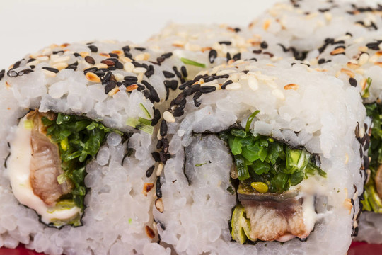 日本的傳統(tǒng)美食-- Maki Roll紫菜；奶油奶酪和鰻魚。白色背景隔離