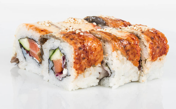 日本傳統(tǒng)美食- Maki Roll黃瓜，奶油奶酪和生鮭魚(yú)和鰻魚(yú)