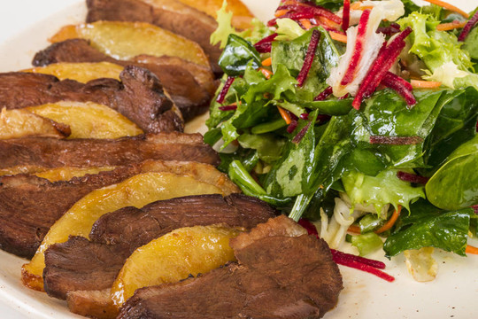 鴨肉；土豆泥加松露油；無花果和茴香汁