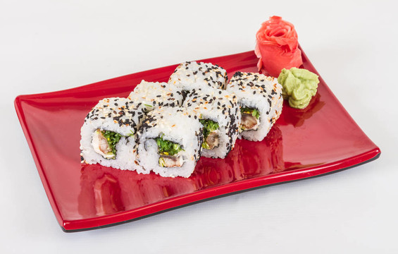 日本的傳統(tǒng)美食-- Maki Roll紫菜；奶油奶酪和鰻魚。白色背景隔離