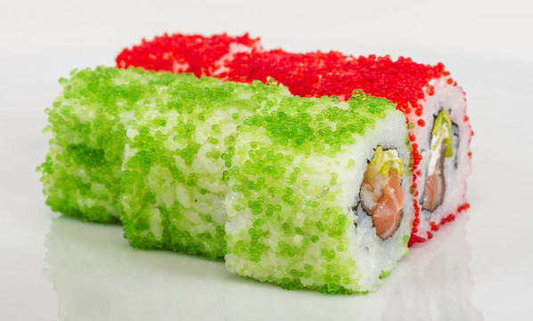 魚子辣真希壽司，熱輥與各種不同類型的Tobiko（飛魚卵）和鮭魚在外面