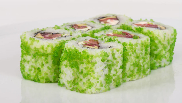 魚子辣真希壽司，熱輥與各種不同類型的Tobiko（飛魚卵）外。金槍魚；鱷梨和生菜