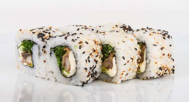 日本的傳統(tǒng)美食-- Maki Roll紫菜；奶油奶酪和鰻魚。白色背景隔離