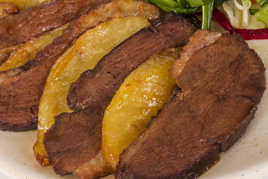 鴨肉；土豆泥加松露油；無花果和茴香汁