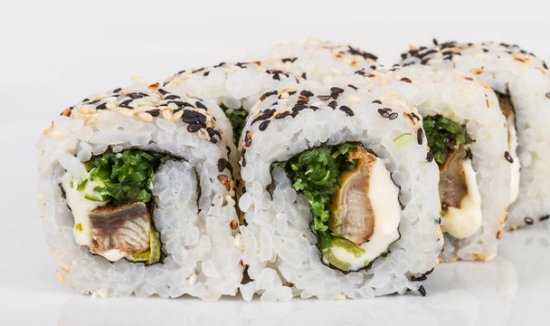 日本的傳統(tǒng)美食-- Maki Roll紫菜；奶油奶酪和鰻魚。白色背景隔離