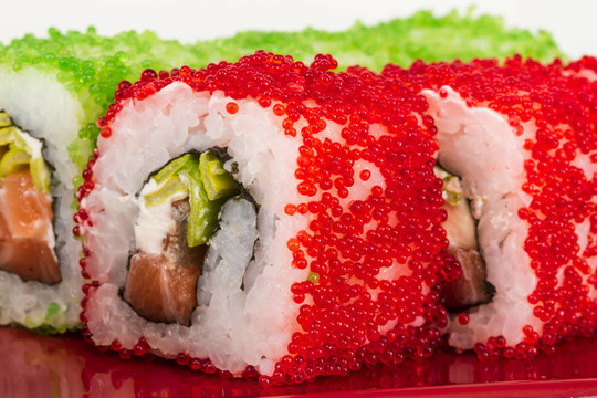 魚子辣真希壽司，熱輥與各種不同類型的Tobiko（飛魚卵）和鮭魚在外面
