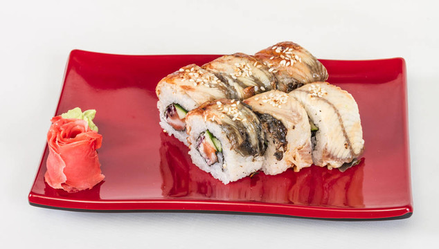 日本傳統(tǒng)美食- Maki Roll黃瓜，奶油奶酪和生鮭魚和鰻魚