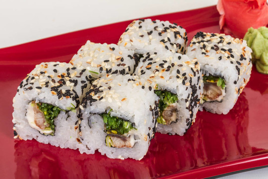 日本的傳統(tǒng)美食-- Maki Roll紫菜；奶油奶酪和鰻魚。白色背景隔離