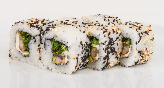 日本的傳統(tǒng)美食-- Maki Roll紫菜；奶油奶酪和鰻魚。白色背景隔離