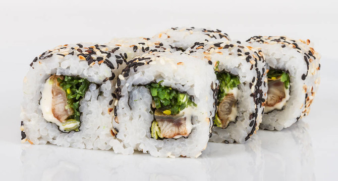 日本的傳統(tǒng)美食-- Maki Roll紫菜；奶油奶酪和鰻魚。白色背景隔離