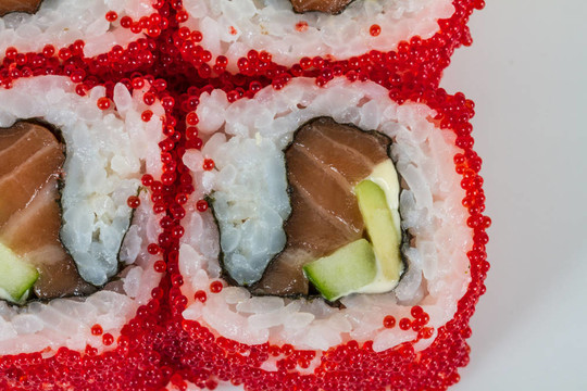 魚子辣真希壽司，熱輥與各種不同類型的Tobiko（飛魚卵）外。三文魚；鱷梨和生菜
