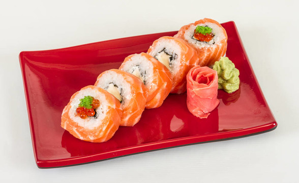 日本壽司的日本傳統(tǒng)食品。用三文魚卷；紅cavair；魚子和奶油