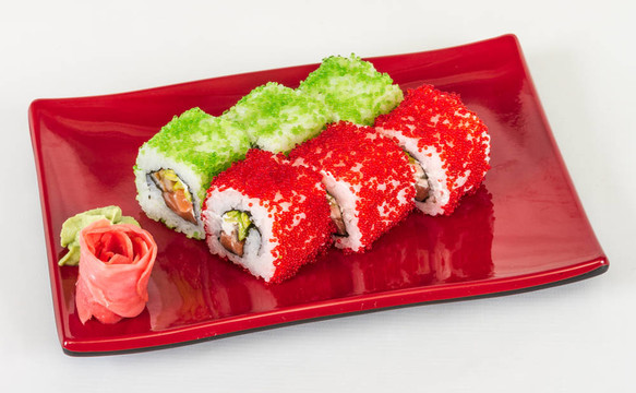 魚子辣真希壽司，熱輥與各種不同類型的Tobiko（飛魚卵）和鮭魚在外面