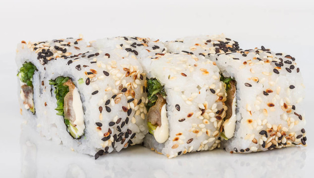 日本的傳統(tǒng)美食-- Maki Roll紫菜；奶油奶酪和鰻魚。白色背景隔離