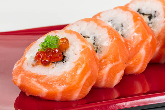 日本壽司的日本傳統(tǒng)食品。用三文魚卷；紅cavair；魚子和奶油