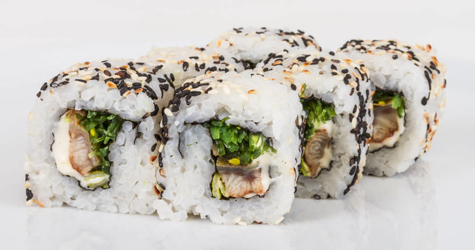 日本的傳統(tǒng)美食-- Maki Roll紫菜；奶油奶酪和鰻魚。白色背景隔離