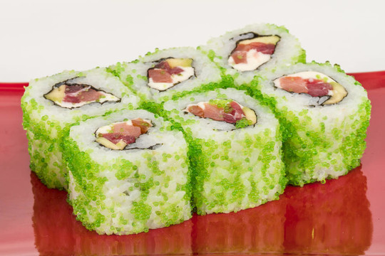 魚子辣真希壽司，熱輥與各種不同類型的Tobiko（飛魚卵）外。金槍魚；鱷梨和生菜