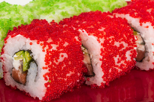 魚子辣真希壽司，熱輥與各種不同類型的Tobiko（飛魚卵）和鮭魚在外面