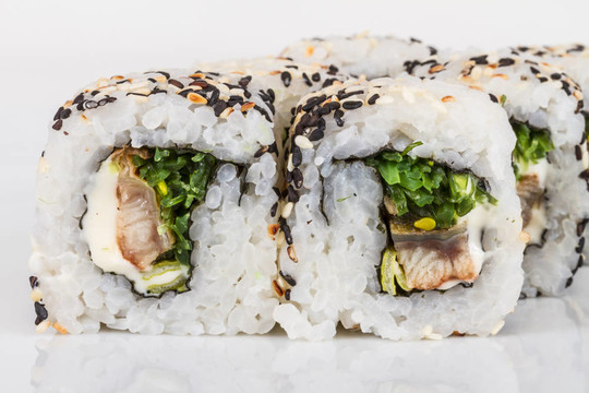 日本的傳統(tǒng)美食-- Maki Roll紫菜；奶油奶酪和鰻魚。白色背景隔離