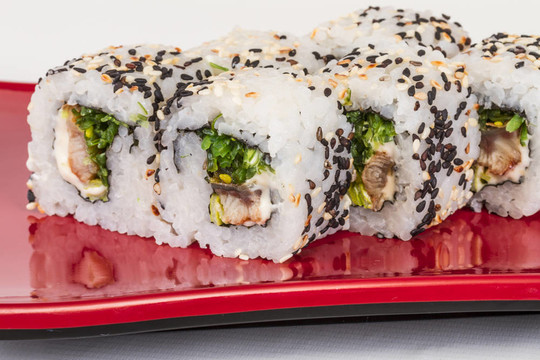 日本的傳統(tǒng)美食-- Maki Roll紫菜；奶油奶酪和鰻魚(yú)。白色背景隔離