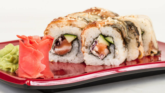 日本傳統(tǒng)美食- Maki Roll黃瓜，奶油奶酪和生鮭魚和鰻魚