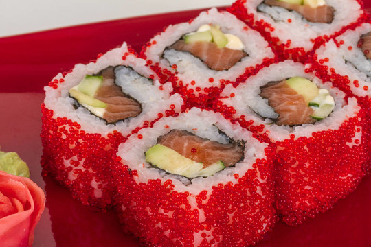 魚子辣真希壽司，熱輥與各種不同類型的Tobiko（飛魚卵）外。三文魚；鱷梨和生菜