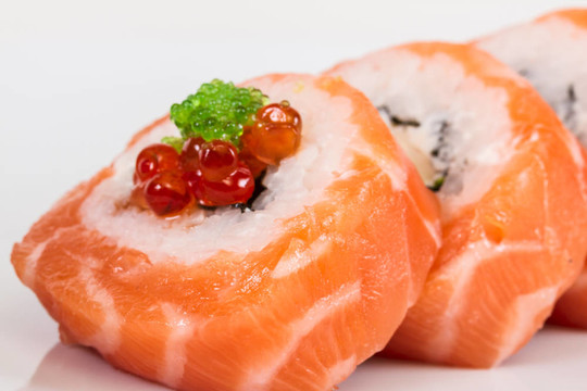 日本壽司的日本傳統(tǒng)食品。用三文魚卷；紅cavair；魚子和奶油