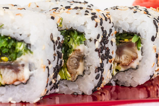 日本的傳統(tǒng)美食-- Maki Roll紫菜；奶油奶酪和鰻魚。白色背景隔離