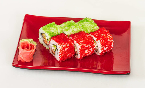 魚子辣真希壽司，熱輥與各種不同類型的Tobiko（飛魚卵）和鮭魚在外面