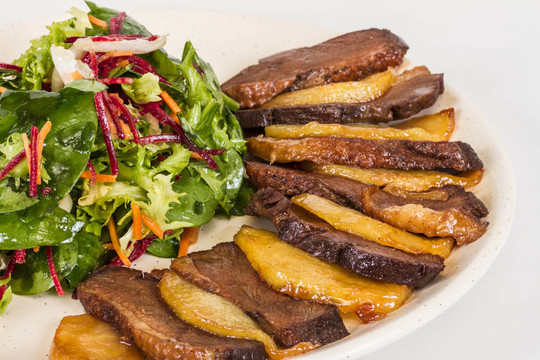 鴨肉；土豆泥加松露油；無花果和茴香汁