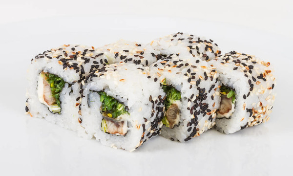 日本的傳統(tǒng)美食-- Maki Roll紫菜；奶油奶酪和鰻魚。白色背景隔離