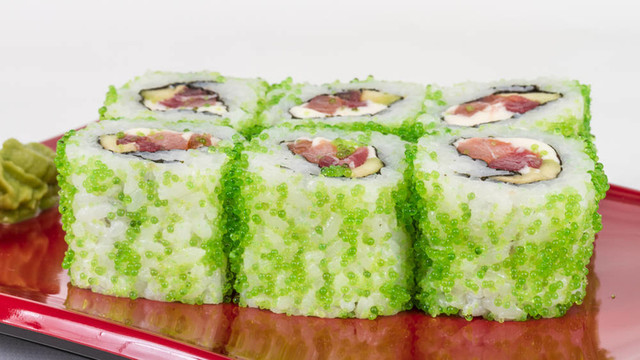 魚(yú)子辣真希壽司，熱輥與各種不同類(lèi)型的Tobiko（飛魚(yú)卵）外。金槍魚(yú)；鱷梨和生菜