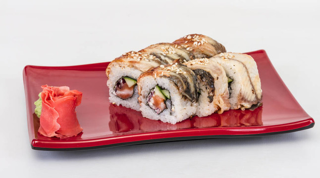 日本傳統(tǒng)美食- Maki Roll黃瓜，奶油奶酪和生鮭魚和鰻魚