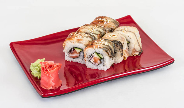 日本傳統(tǒng)美食- Maki Roll黃瓜，奶油奶酪和生鮭魚和鰻魚