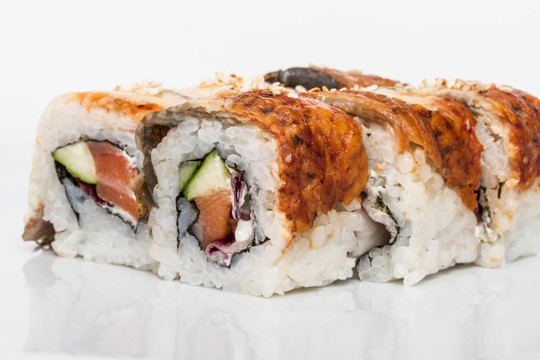 日本傳統(tǒng)美食- Maki Roll黃瓜，奶油奶酪和生鮭魚和鰻魚
