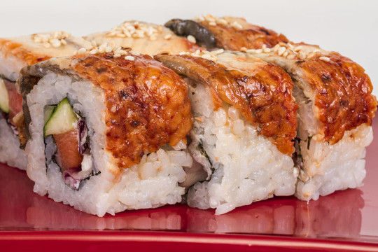 日本传统美食- Maki Roll黄瓜，奶油奶酪和生鲑鱼和鳗鱼