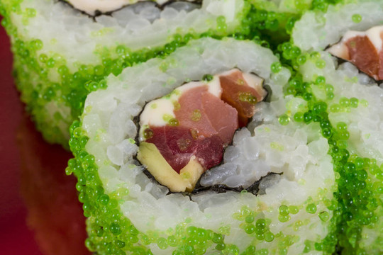 魚(yú)子辣真希壽司，熱輥與各種不同類(lèi)型的Tobiko（飛魚(yú)卵）外。金槍魚(yú)；鱷梨和生菜