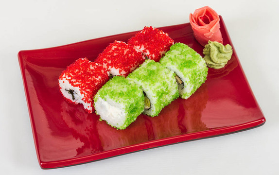 魚子辣真希壽司，熱輥與各種不同類型的Tobiko（飛魚卵）和鮭魚在外面